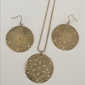 Set of gold earrings and necklace